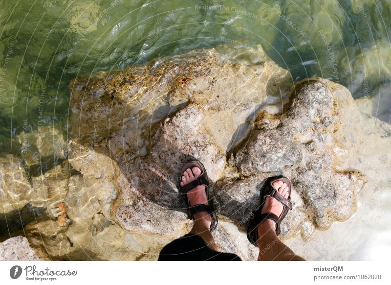 Bergfluss. Umwelt Natur Landschaft Abenteuer ästhetisch Fuß Sandale steinig Wasser Flussufer stehen Überqueren Barriere Farbfoto Gedeckte Farben Außenaufnahme