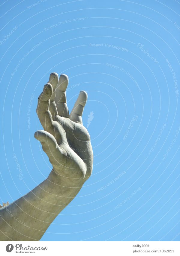 Give me 5... maskulin Arme Hand Finger Wolkenloser Himmel ästhetisch sportlich muskulös Statue Kunstwerk Skulptur Bildhauerei winken stoppen Halt Handfläche