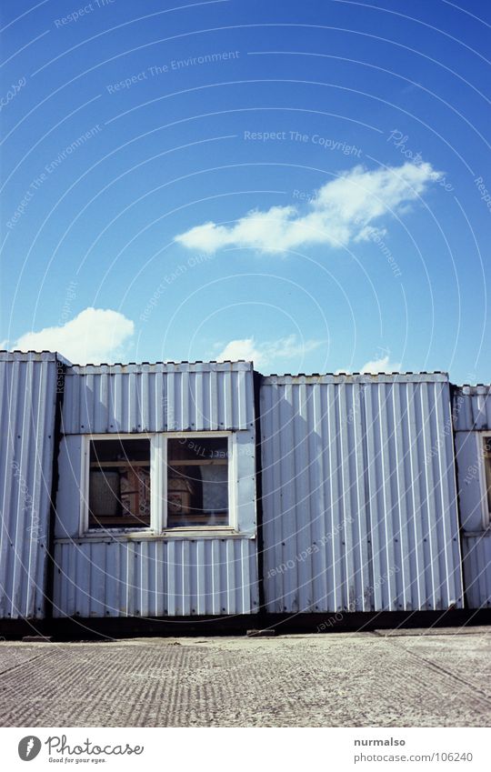 eine Linienfrage Fenster Beton Blech Büchse Wolken klein groß Zusammensein grau Industrie blau Hütte Container Himmel abgezogen DDR Nothaus Bauarbeiterhome