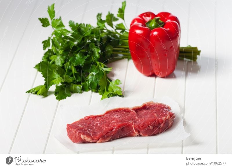 Zutaten Lebensmittel Fleisch Gemüse Ernährung Bioprodukte Billig gut grün rot weiß Steak Rinderlende Rindfleisch Petersilie Paprika Holzbrett Papier roh dünn