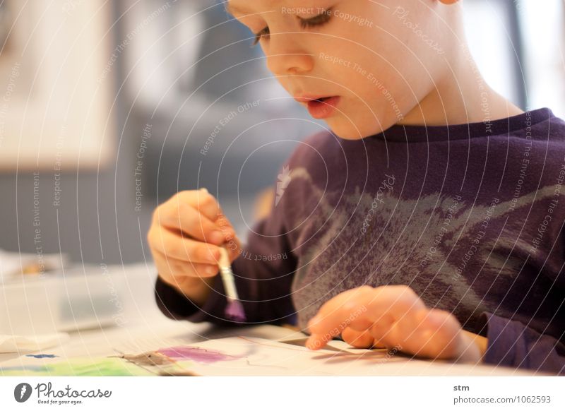 Kind malt ein Bild Freizeit & Hobby Kinderspiel Häusliches Leben Wohnung Mensch Kleinkind Junge Familie & Verwandtschaft Kindheit Gesicht Hand 1 1-3 Jahre