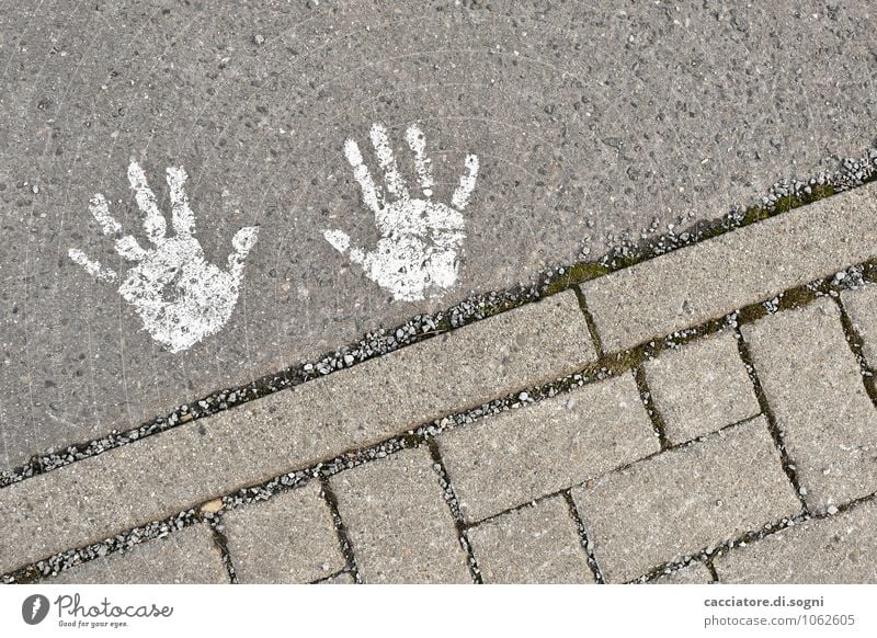 Patschhändchen Verkehrswege Straße Zeichen Hand Handabdruck einfach Fröhlichkeit klein lustig niedlich grau weiß Freude Optimismus Freundschaft geheimnisvoll