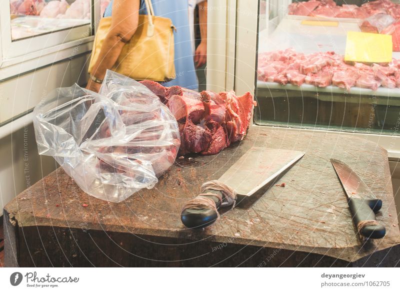 Fleisch auf dem authentischen Markt. kaufen frisch rot Metzger Rindfleisch roh Lebensmittel Schweinefleisch Steak Supermarkt erhängen Lager Fruchtfleisch Braten