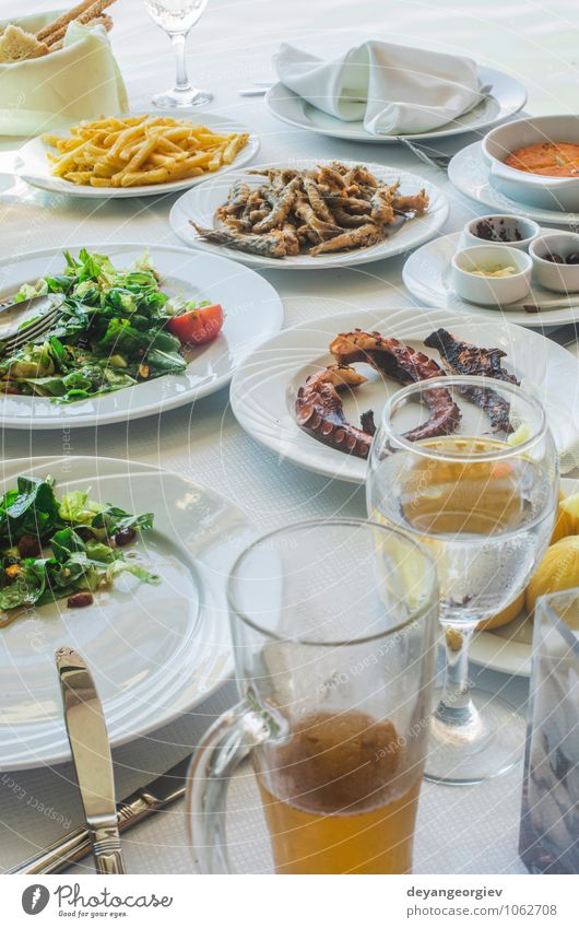 Tisch im griechischen Restaurant. Salat und Fisch Käse Brot Frühstück Mittagessen Abendessen Teller Meer lecker grün weiß Griechen Lebensmittel Griechenland