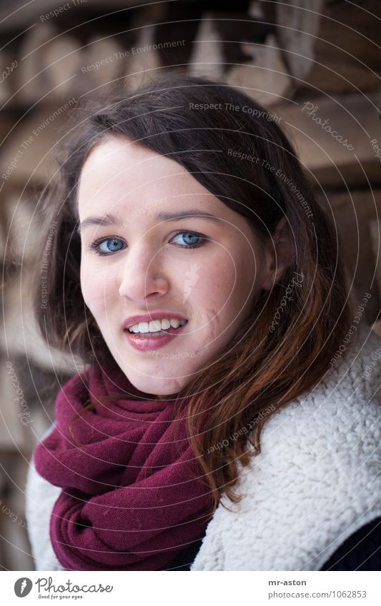 Schöner Fleck Freude schön Mensch feminin Junge Frau Jugendliche 1 18-30 Jahre Erwachsene Winter Pelzmantel Schal authentisch Freundlichkeit einzigartig