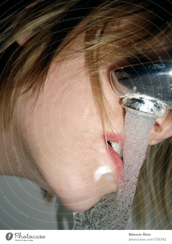 Spülung. Zahnpflege spucken Morgen Mittag Abend Reinigen Zahncreme Zahnbürste Wasserhahn Speichel Rachen Ritual nass feucht Bad Frau Gesundheit Mund Gesicht