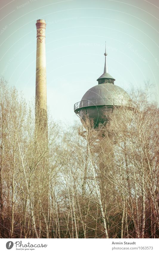 Alter Wasserturm und Schornstein Technik & Technologie Industrie Natur Wolkenloser Himmel Herbst Winter Schönes Wetter Baum Birke Park Wald Menschenleer