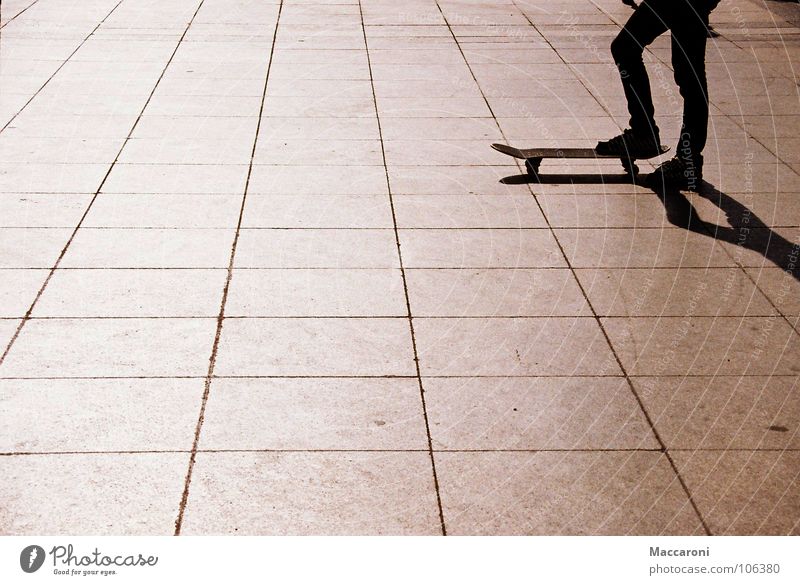 Startbereit Spielen Sport Mensch Beine Wärme Dom Verkehrsmittel Schuhe stehen schwarz Skateboarding Köln Physik Rolle Bodenplatten Anschnitt sportlich warten