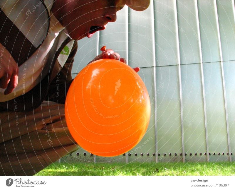 luftpumpe Luftballon Warnfarbe atmen blasen Ballsport Luftpumpe inhalieren maskulin wo Gelände Photo-Shooting Kreuzberg Medien Mediendesign Design