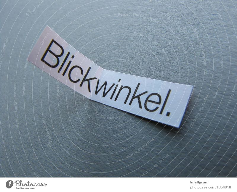 Blickwinkel. Schriftzeichen Schilder & Markierungen Kommunizieren eckig grau schwarz weiß Inspiration Perspektive wahrnehmen Farbfoto Menschenleer
