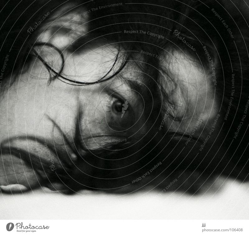 ich will schlafen lang weiß Bett Erschöpfung Selbstportrait Porträt Trauer Verzweiflung Schwarzweißfoto Mann Gesicht Müdigkeit Kopf Auge Haare & Frisuren