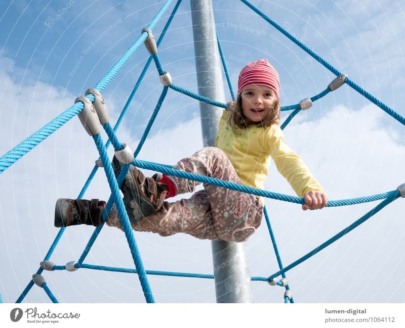 Mädchen auf Klettergerüst Freude Klettern Bergsteigen Kind Seil Mensch Kindheit 1 3-8 Jahre Hose Mütze festhalten lachen Spielen hoch oben Glück Fröhlichkeit