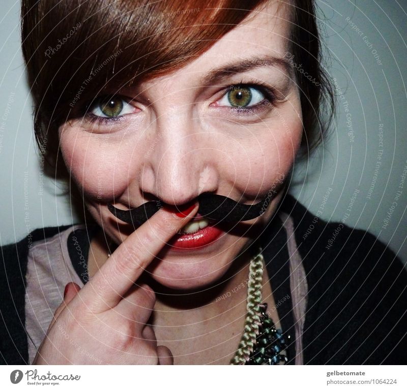 Madame Mustache II Freude Glück Gesicht Freizeit & Hobby feminin Junge Frau Jugendliche Erwachsene 1 Mensch 18-30 Jahre Accessoire brünett rothaarig Pony Bart