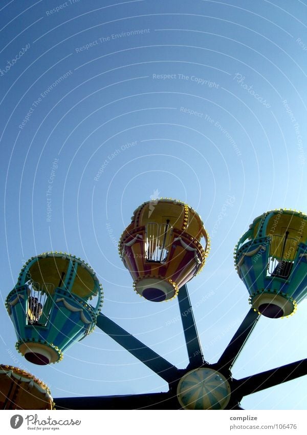 Kreisverkehr Jahrmarkt Karussell Vergnügungspark Riesenrad Spielen fahren Attraktion Fahrgeschäfte rund Freude karusell karussel Himmel blau phanstasia fliegen