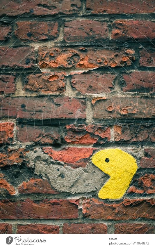 Kotzbrocken Spielen Mauer Wand Fassade Fressen alt kaputt klein lustig gelb Appetit & Hunger Backsteinwand Pacman Smiley Hintergrundbild Erbrechen Farbfoto