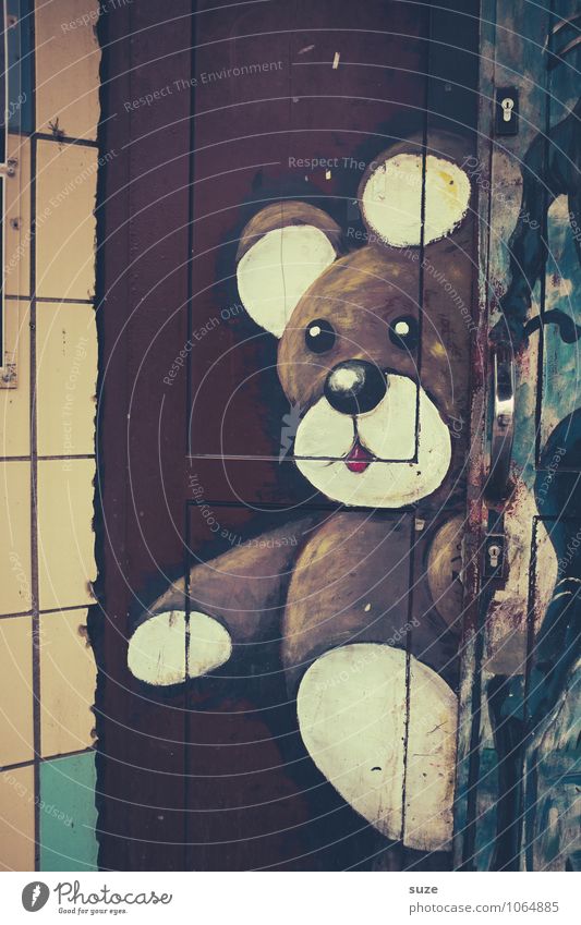 Ich bin ein Bärliner Lifestyle Stil Design Freizeit & Hobby Haus Kunst Jugendkultur Stadtrand Mauer Wand Fassade Tür Teddybär Graffiti dreckig einzigartig