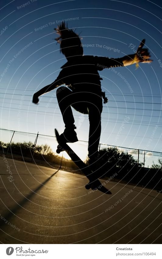 Skateboarder in Silhouette Jugendliche Skateboarding Trick springen Sonnenuntergang Extremsport Boy teenage Sport skinny youth young rebel hair Parkdeck ripped