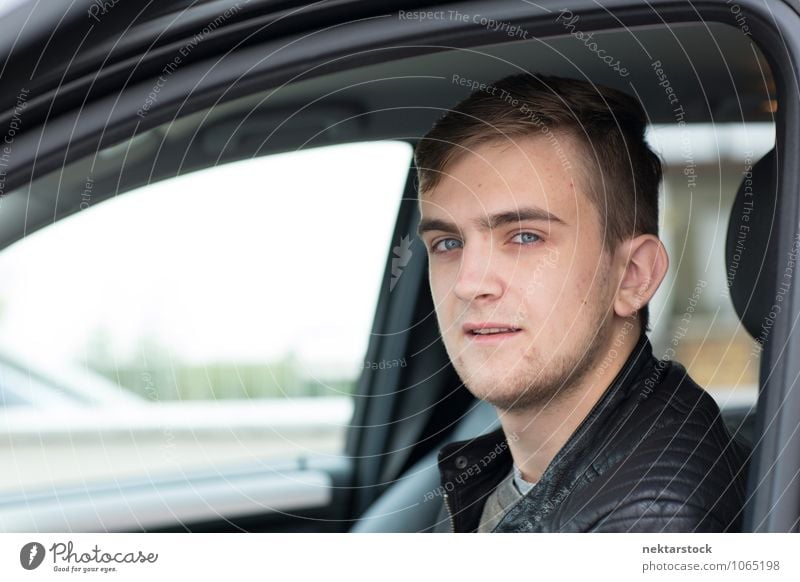 Porträt eines jungen Mannes im Fahrersitz eines Autos Mensch Junger Mann Jugendliche Gesicht 1 18-30 Jahre Erwachsene fahren Kaukasier Nahaufnahme Tag