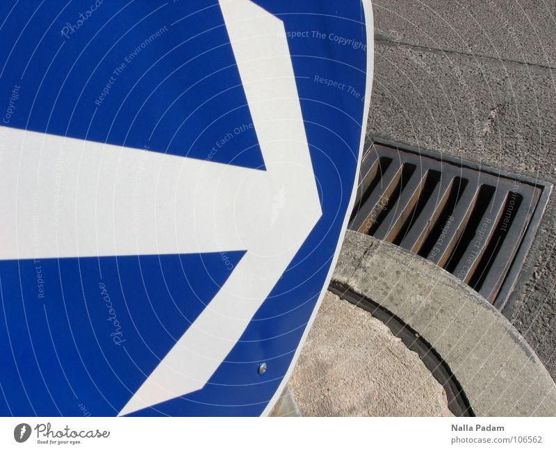 Da hinein? Verkehrsschild weiß Gully Eisen Beton grau rund Richtung Abfluss Straßennamenschild blau Pfeil richtungsweisend da rein Gefahrenzeichen