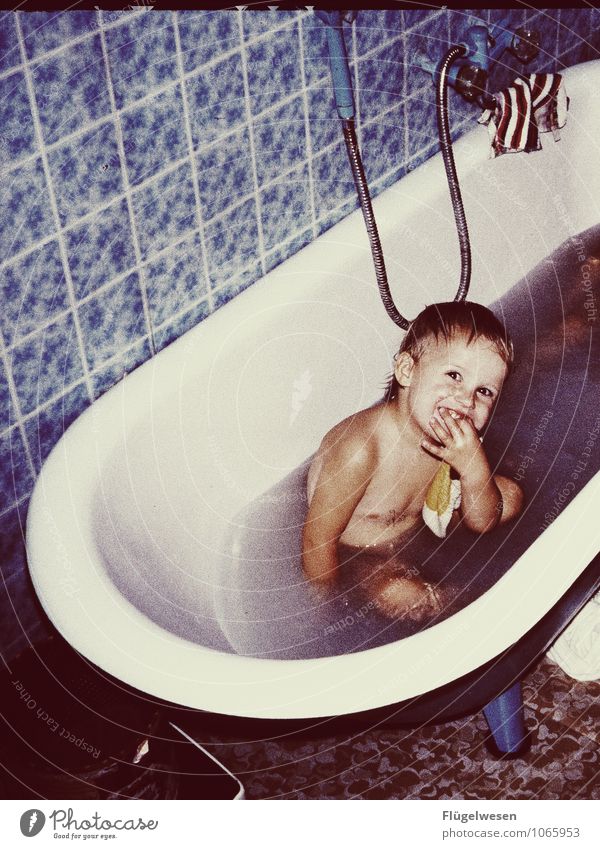 Wanne Badewanne Schwimmen & Baden Achtziger Jahre Wachsamkeit Dusche (Installation) Unter der Dusche (Aktivität) Stranddusche Wasser Angsthase Kind Kindheit
