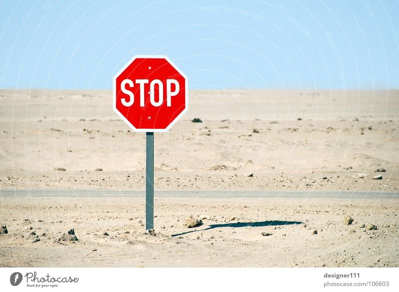 STOP Berge u. Gebirge Sand Klimawandel Dürre Wüste Straße Wege & Pfade Lastwagen Schilder & Markierungen Graffiti heiß kalt oben unten blau gelb grün rot
