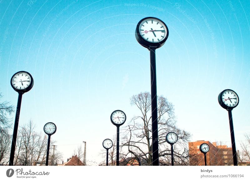 Uhren im Uhrenpark Düsseldorf , strahlend blauer Himmel Zifferblatt Zeit Stress Lebenszeit Baum Pünktlichkeit Zeitmanagement Zeitumstellung Präzision Park groß