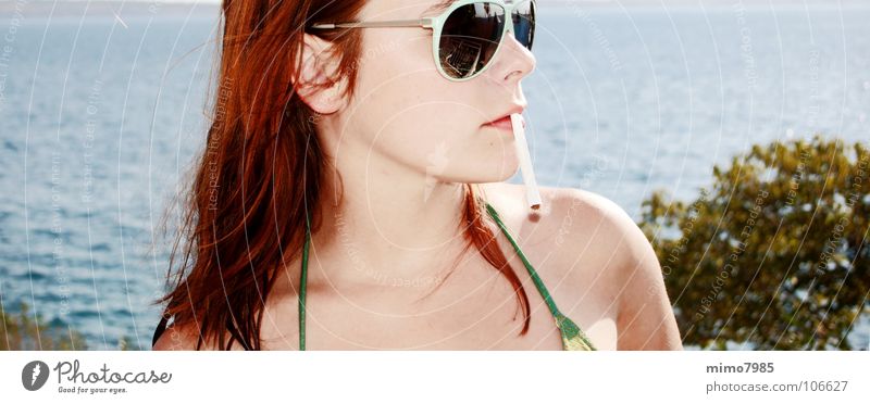 Urlaub Frau Zigarette Meer See Ferien & Urlaub & Reisen Strand Sonnenbrille Physik heiß schön Sommer Rauchen Wasser Wärme Wetter