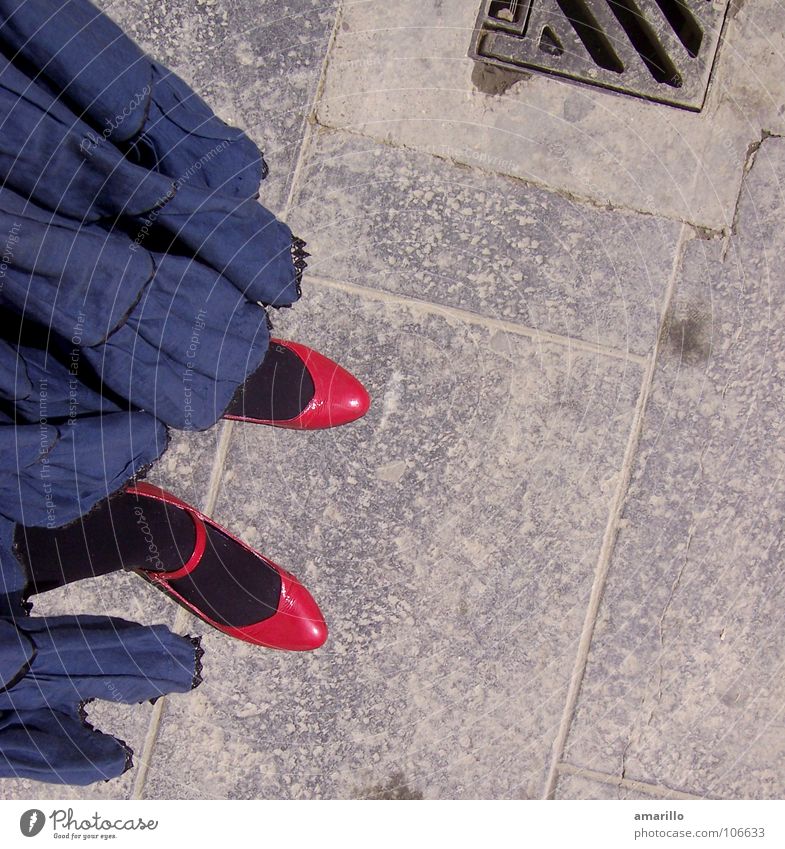 Schuhliebe Bekleidung Schuhe grau kindlich Valencia Spanien Frau feminin Bürgersteig Außenaufnahme Strumpfhose magenta rosa schwarz Abwasserkanal Gully Straße