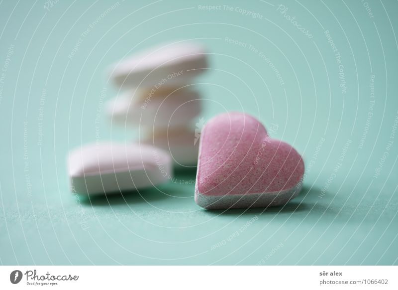 fünf herzchen Süßwaren Bonbon Ernährung süß grün rosa weiß herzförmig Herz Farbfoto mehrfarbig Innenaufnahme Makroaufnahme Menschenleer Textfreiraum links