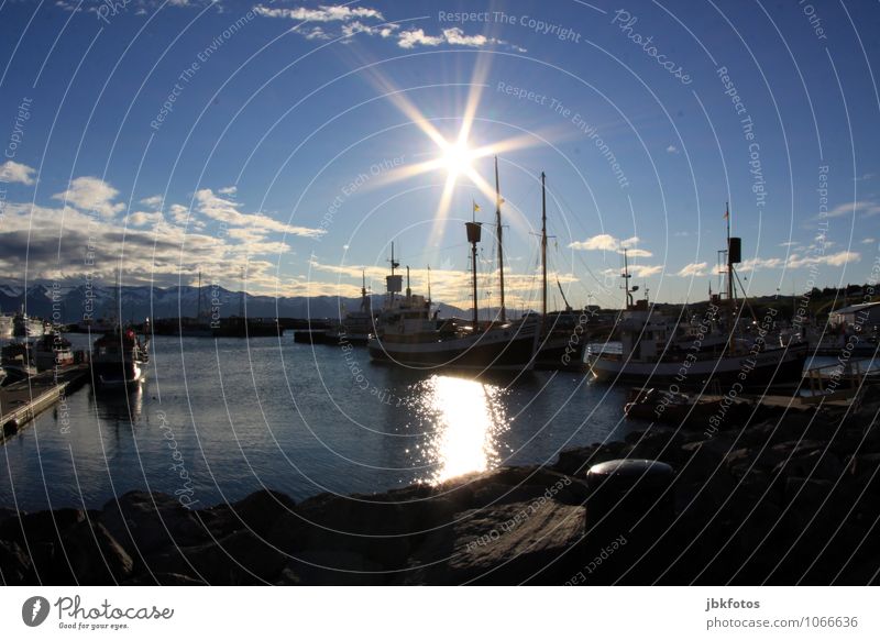 Húsavík im Sommer Umwelt Natur Landschaft Urelemente Wasser Sonne Sonnenlicht Schönes Wetter Hügel Meer Atlantik Verkehrsmittel Schifffahrt Bootsfahrt