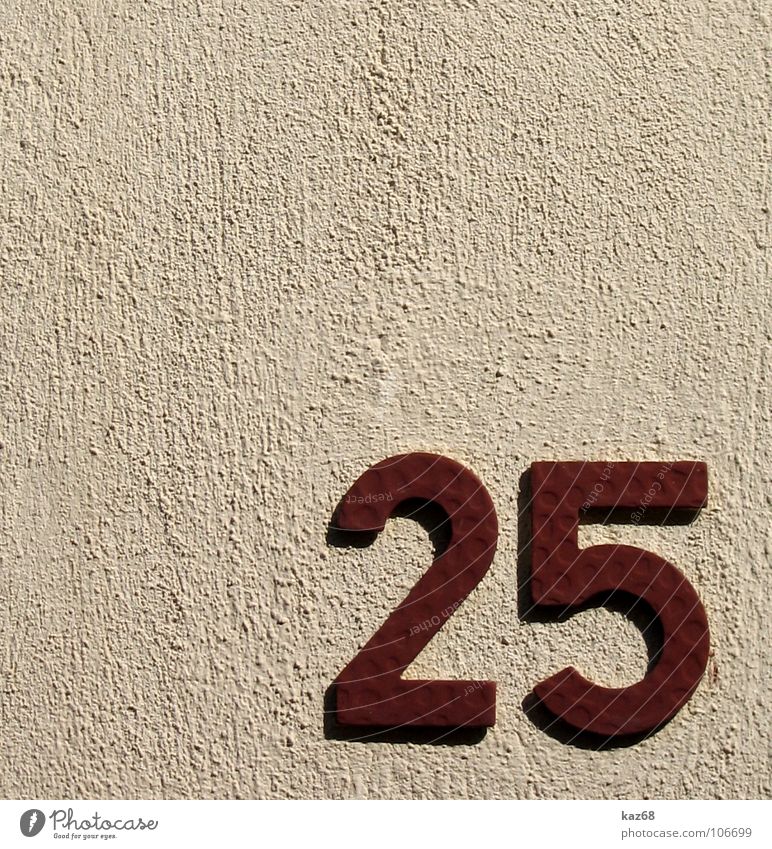 25 Ziffern & Zahlen Haus Wand Mauer Hausnummer rot Hintergrundbild Mathematik 7 rot-weiß Heimat Detailaufnahme kaz68 Schatten Straße number fünfundzwanzig