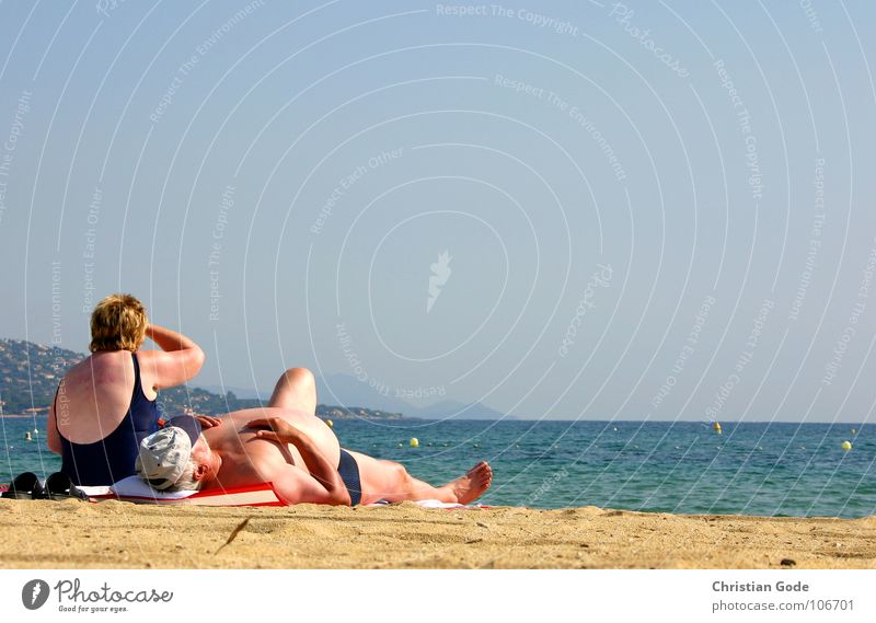 Jetzt, guck doch mal...!! Südfrankreich Cote d'Azur Meer Strand gelb Horizont Küste Bauch Aussicht Sonnenbad Badeanzug Handtuch Mütze Badehose