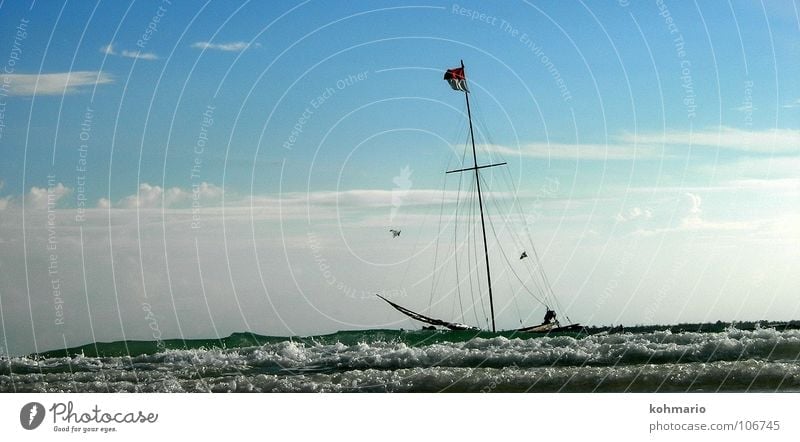 Seegang Segelschiff Segelboot Wasserfahrzeug Fahne Wellen Meer Indonesien Sulawesi Wellengang Brandung Pirat Segeln Außenaufnahme weiß Wolken Horizont Asien