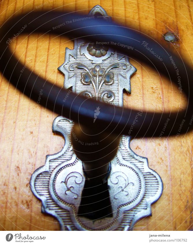 The Key... Schlüssel Schlüsselloch Schrank Schranktüren Ornament Holz geheimnisvoll Neugier Froschperspektive verziert Kleiderschrank geschlossen schließen