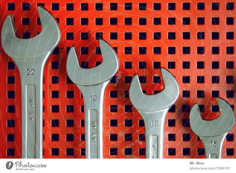 22-19-18-16 Keller Handwerker Werkzeug glänzend grau rot silber Ordnung Werkstatt Ziffern & Zahlen Lochblech sortieren Größenunterschied Schraubenschlüssel