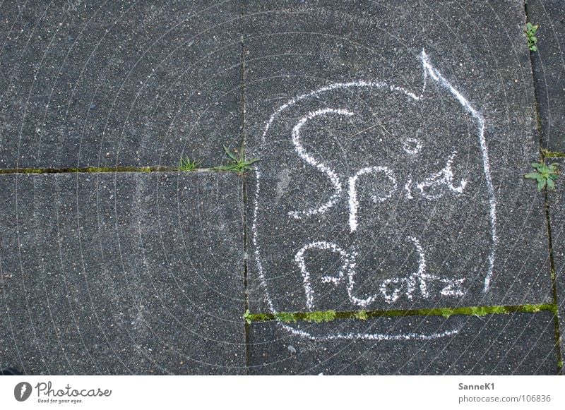 Komm Spielen! Spielplatz Bürgersteig Sprechblase Gemälde Buchstaben Schriftzeichen Kreide Stein streichen Zeichnung schreiben Kreidezeichnung