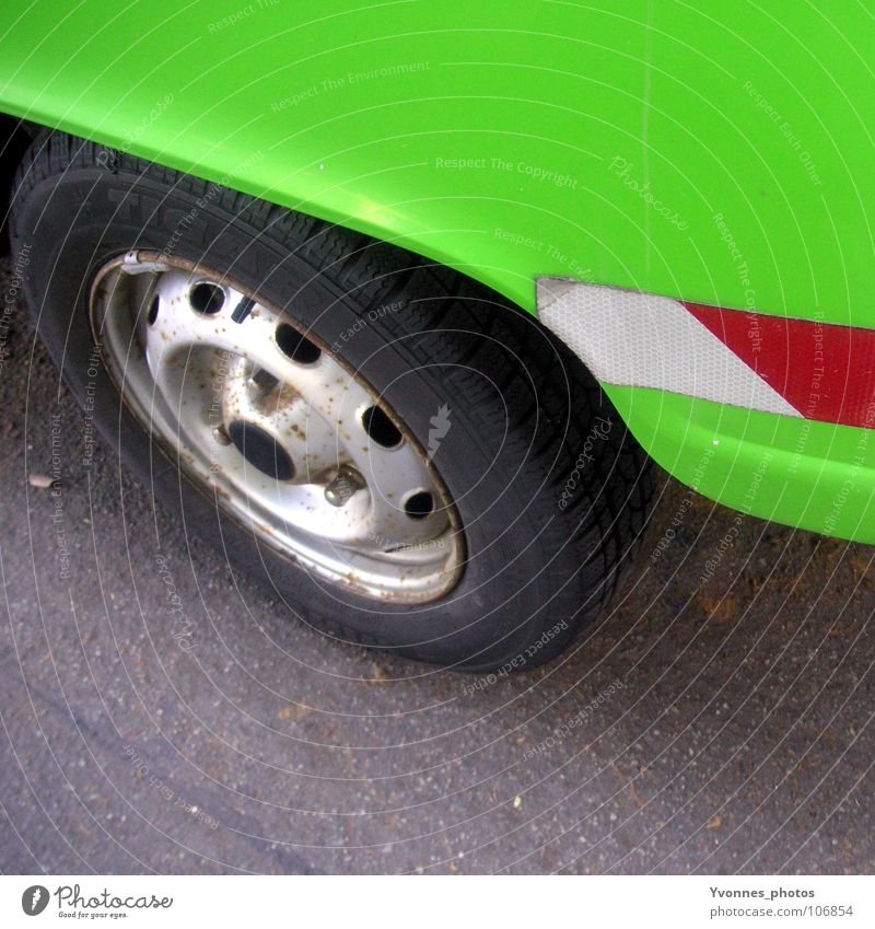 Grüner als grün II fahren Autolack Verkehrsmittel glänzend aufmachen KFZ Fahrzeug schick grasgrün giftgrün Gift Wagen old-school retro Mobilität Stil Neonlicht