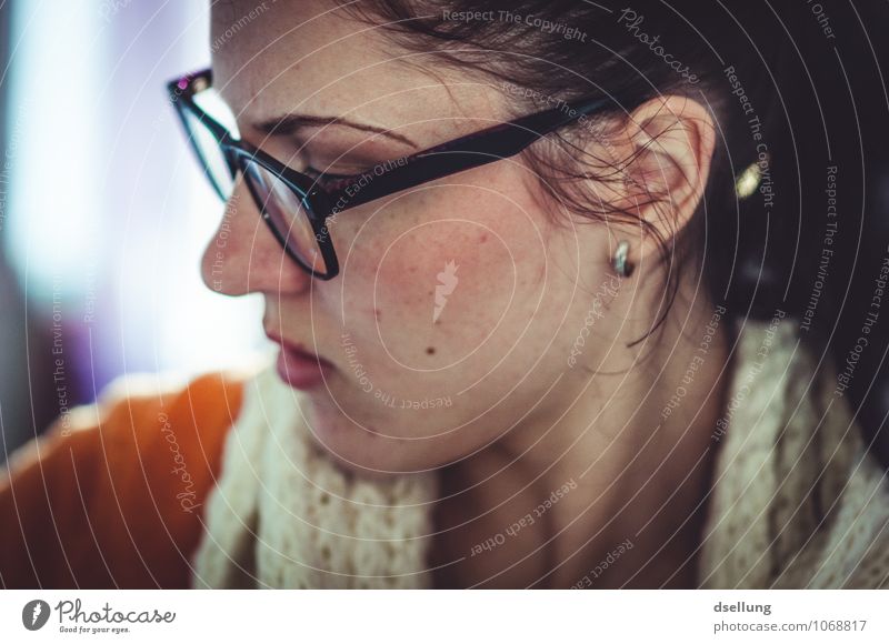 nachdenklich. feminin Junge Frau Jugendliche Gesicht 1 Mensch 18-30 Jahre Erwachsene Brille Schal Ohrringe brünett beobachten schön Stimmung Kraft Willensstärke