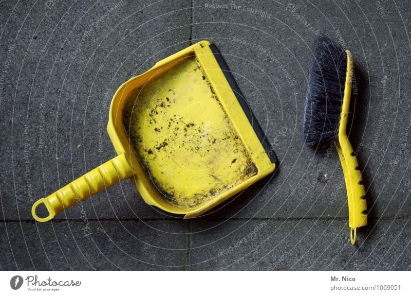 Lolek & Bolek heimwerken Häusliches Leben Renovieren dreckig gelb Kehren Besen Schaufel Reinigen Bodenbelag Reinlichkeit Sauberkeit Arbeitsgeräte