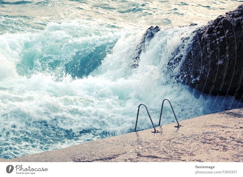 la mer, ma piscine Schwimmbad heiß trendy Meer Leiter Felsen Wellen spritzen Wasser frisch Erfrischung Marseille Frankreich Mittelmeer Ferien & Urlaub & Reisen