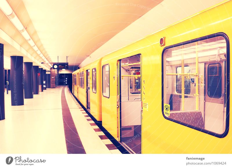 Berliner U-Bahn Hauptstadt Stadtzentrum Tunnel Schienenverkehr Bahnfahren Schienenfahrzeug Bahnsteig Kontrolle Fluchtpunkt gelb violett Farbe Warmes Licht Säule