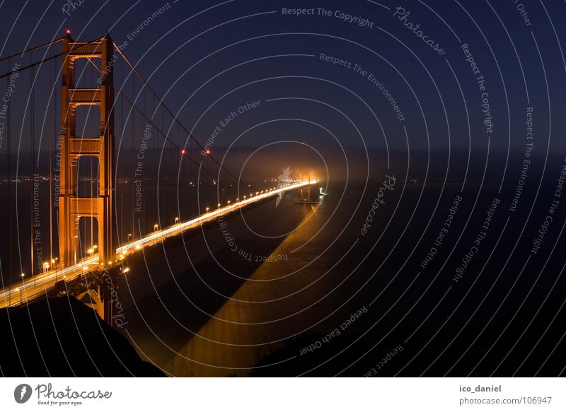 Golden Gate Bridge - San Francisco Wasser Nachthimmel Nebel Brücke dunkel rot Kalifornien USA Farbfoto Außenaufnahme Licht Reflexion & Spiegelung