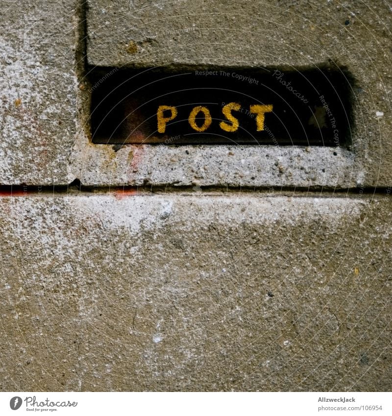 Posthitis Briefkasten E-Mail Postfach Zeitung einwerfen Wand Mauer Putz Postbote Dienstleistungsgewerbe Detailaufnahme Kommunizieren schreiben briefverkehr