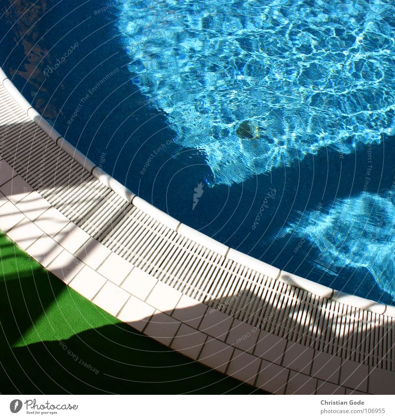 Pool Schwimmbad blau-grün weiß Ferien & Urlaub & Reisen Badehose Badeanzug Kunstrasen Erholung Sommer Frankreich Cote d'Azur Detailaufnahme Wasser Swiming pool