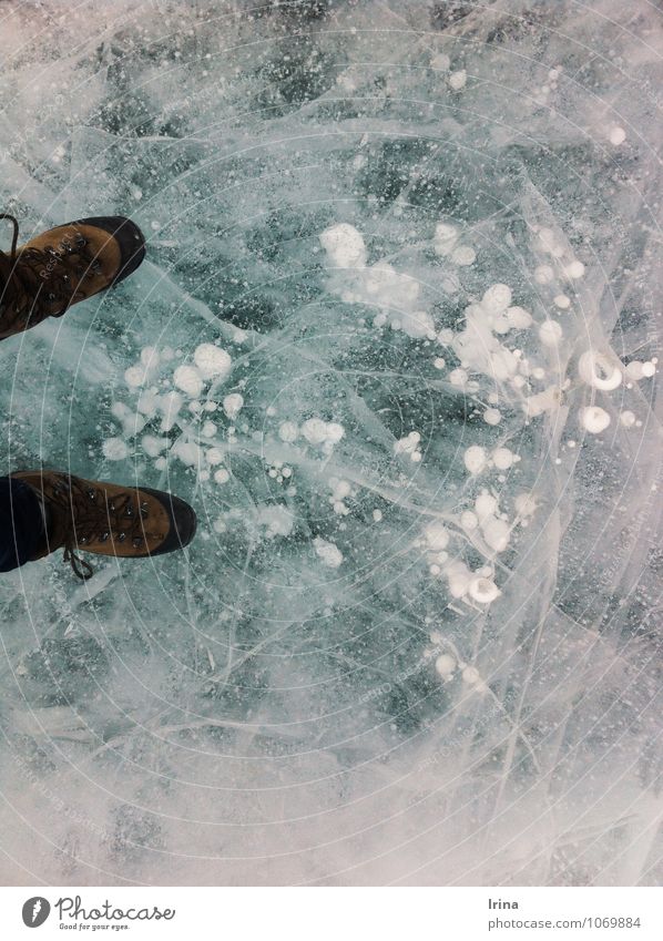 Eiswanderin Abenteuer Winterurlaub Urelemente Frost See Schuhe Wanderschuhe frieren außergewöhnlich bedrohlich kalt blau türkis weiß Optimismus Mut Wachsamkeit