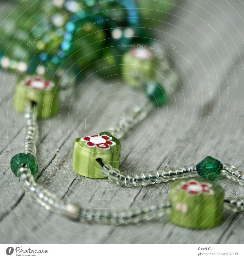 Perlblumen Holz verfallen Armband Perlenkette Basteln kaputt mehrfarbig Handwerk grün drucken Blume Blumenmuster Muster Verschiedenheit hellgrün durchsichtig