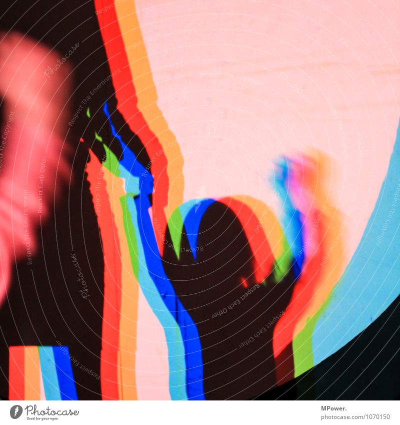 kessel buntes Kunst Schatten Selbstportrait Experiment Beleuchtung blau grün rot Oberkörper Kopf Finger Farbfoto Innenaufnahme Kunstlicht Porträt winken Kind