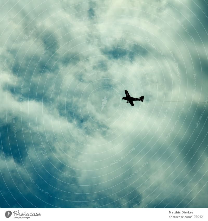 NACH LINKS Flugzeug Wolken gefährlich Umwelt Umweltverschmutzung Befestigung Vogel Vogelperspektive Segelflugzeug klein winzig Richtung richtungweisend