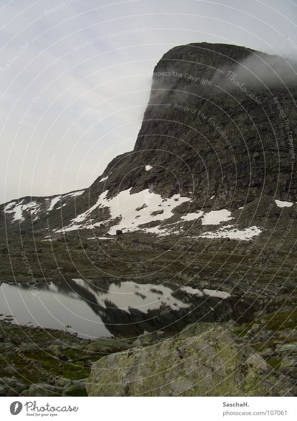 Olavsbu See Wolken Reflexion & Spiegelung Steilwand Wand steil Norwegen Einsamkeit Berge u. Gebirge Felsen Stein Schnee Jotunheimen ruhig Morgen Landschaft