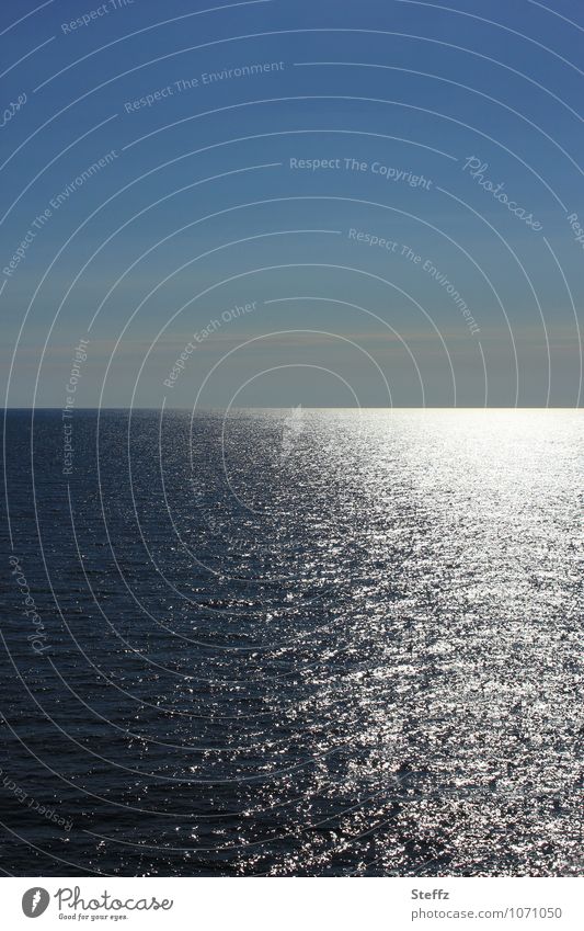 Fernweh Nordsee Meer Kreuzfahrt nordisch besonderes Licht Horizont maritim Lichtspiegelung Meeresstimmung Sehnsucht Meeresstille Lichtstimmung Lichtschein